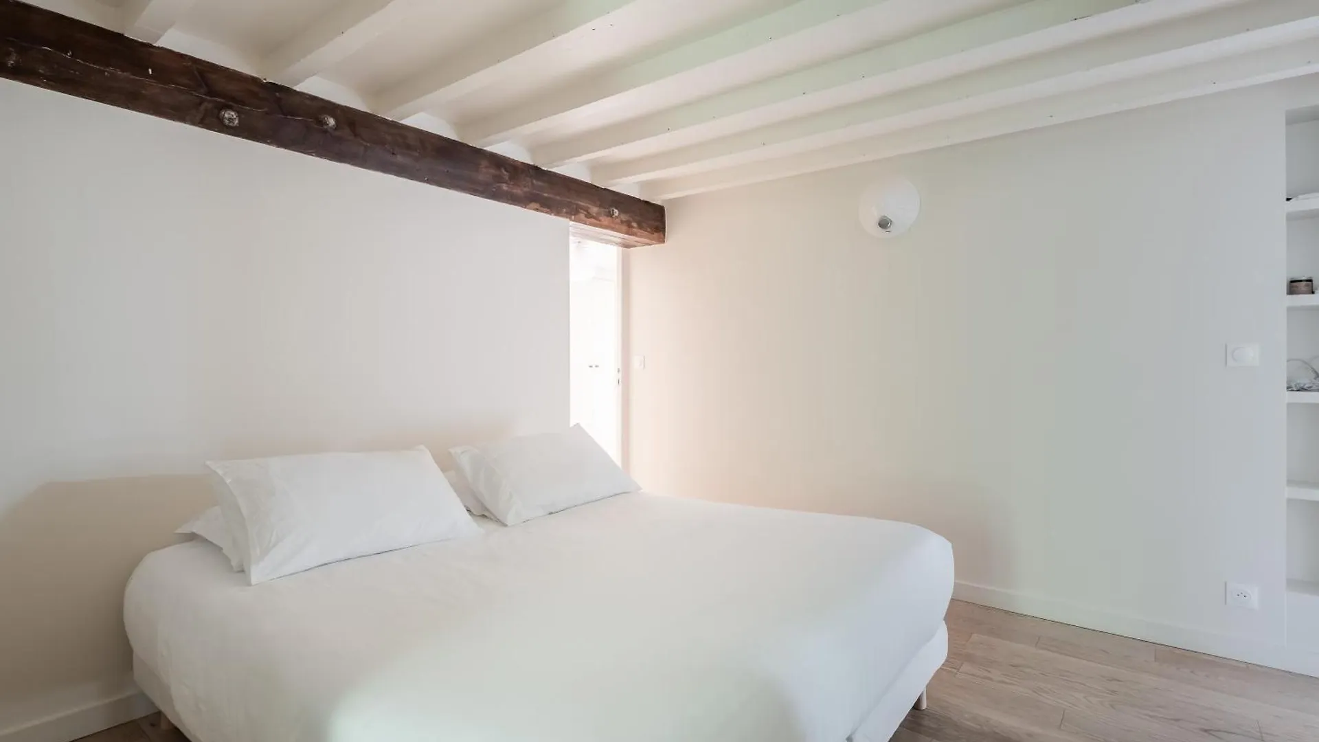 Veeve - Soaring Ceilings, Wondrous Windows