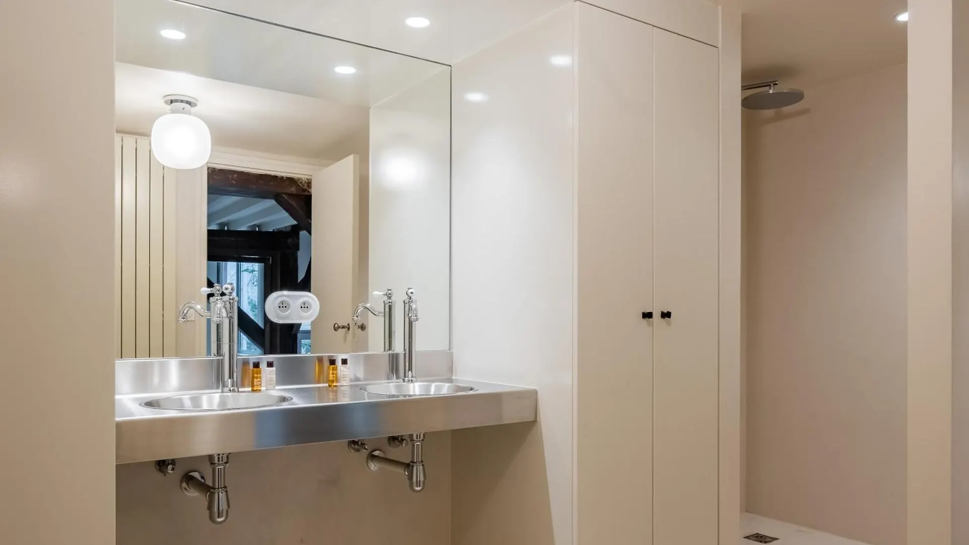 Veeve - Soaring Ceilings, Wondrous Windows * Paris