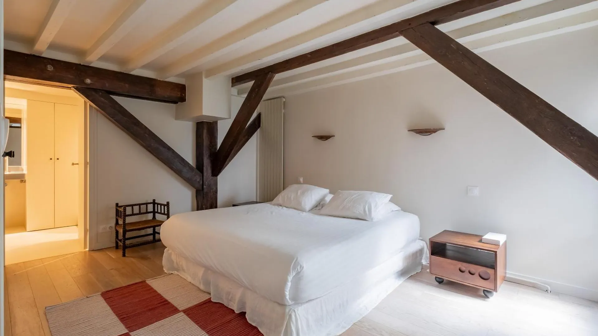 Veeve - Soaring Ceilings, Wondrous Windows Apartment Paris