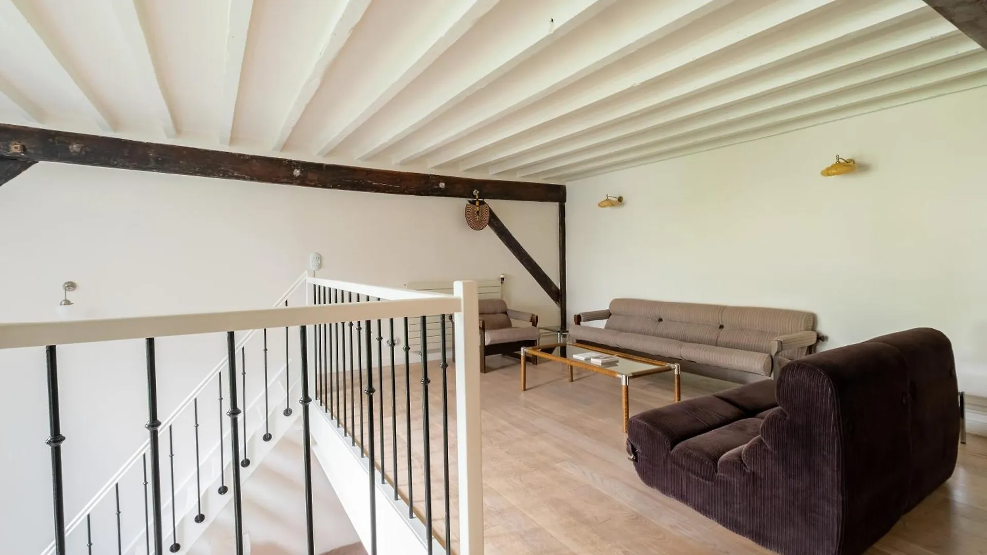 Apartment Veeve - Soaring Ceilings, Wondrous Windows *
