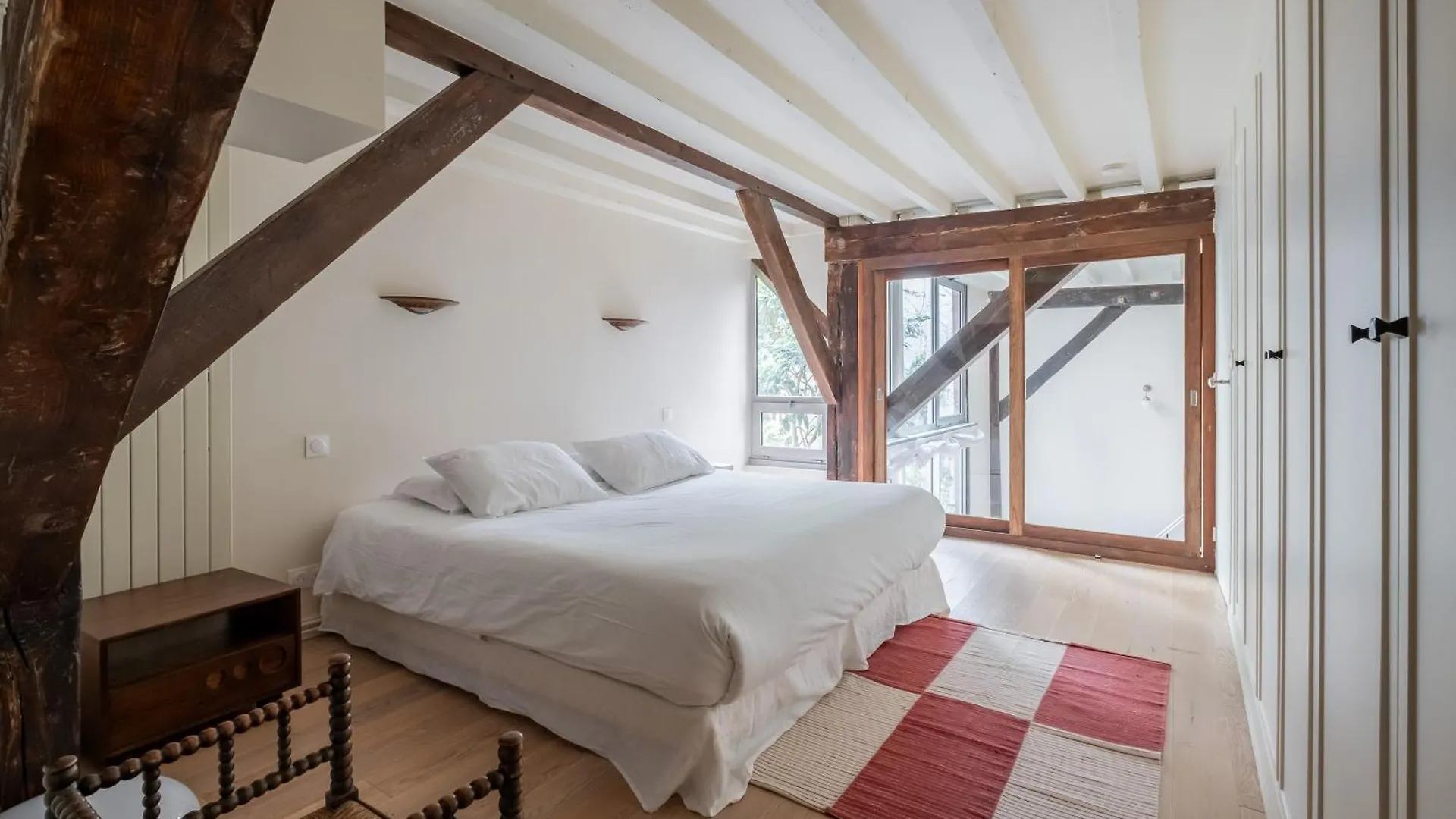 Apartment Veeve - Soaring Ceilings, Wondrous Windows *