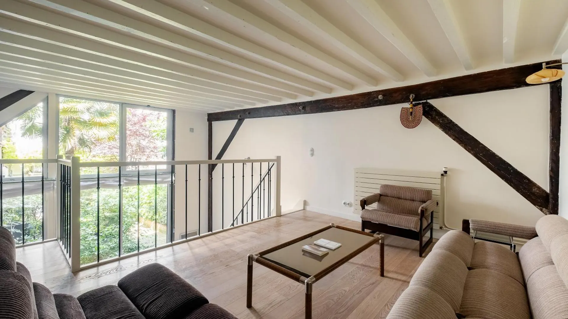 Veeve - Soaring Ceilings, Wondrous Windows Paris