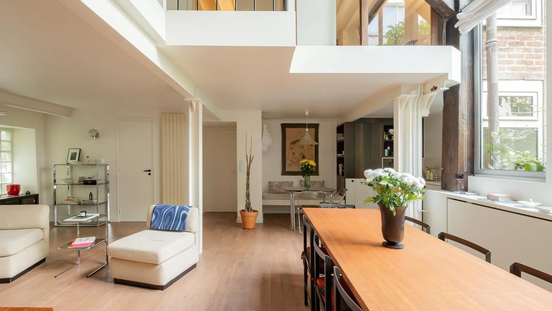 Veeve - Soaring Ceilings, Wondrous Windows Apartment
