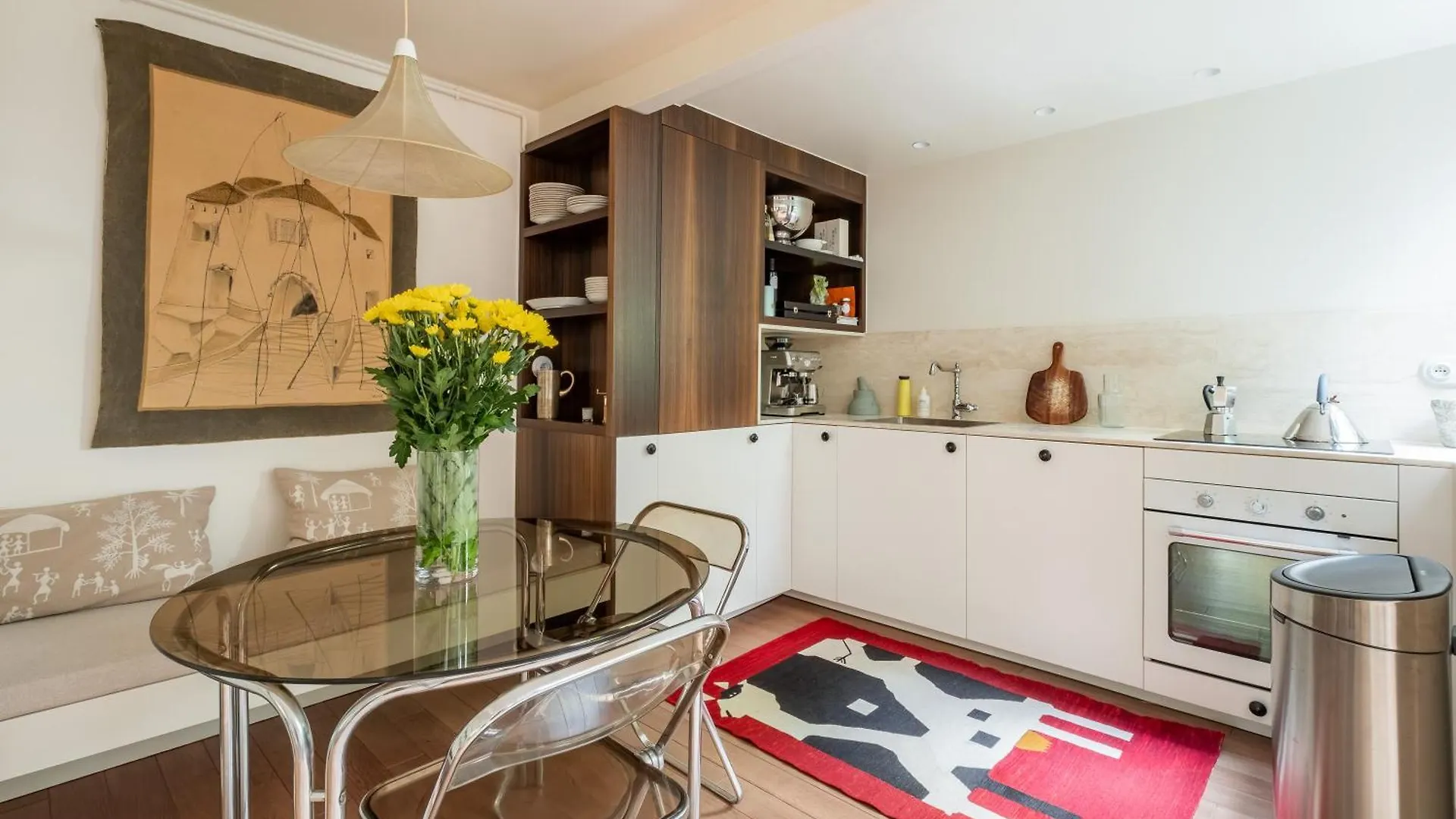 Veeve - Soaring Ceilings, Wondrous Windows Apartment