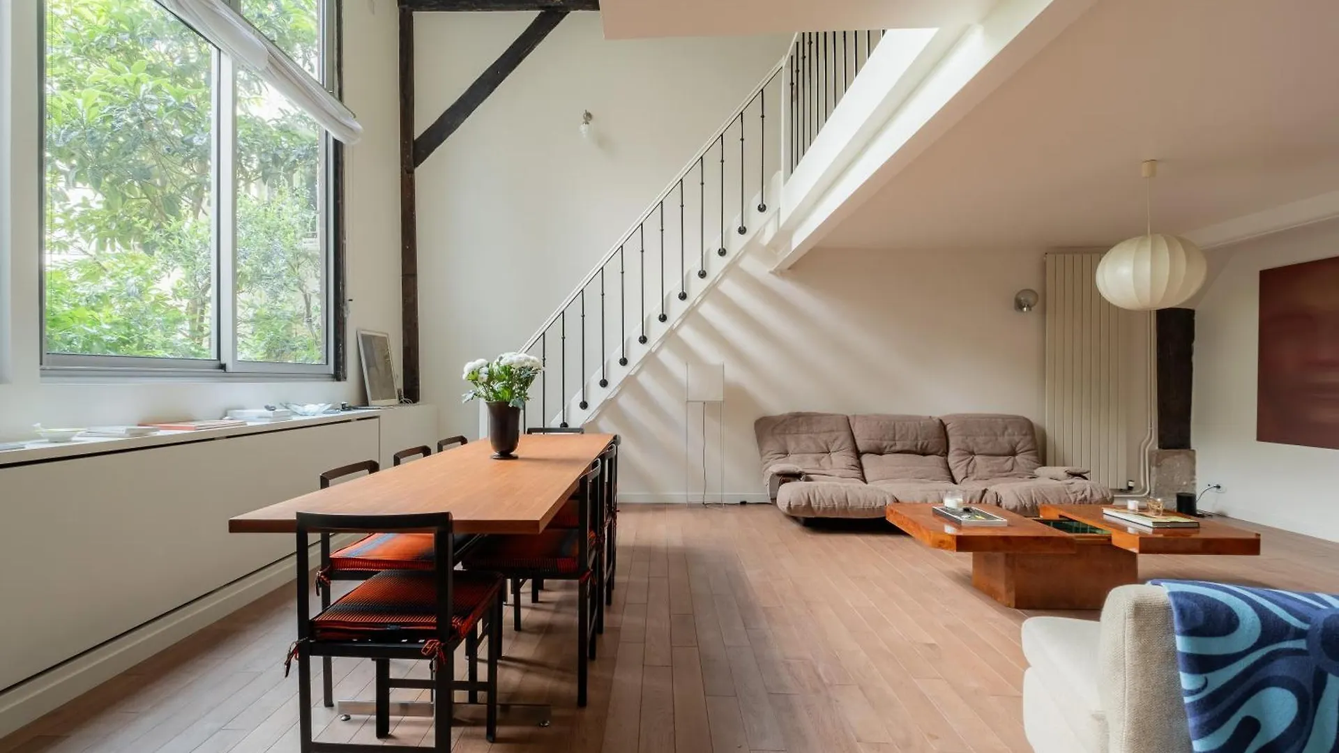 Apartment Veeve - Soaring Ceilings, Wondrous Windows Paris
