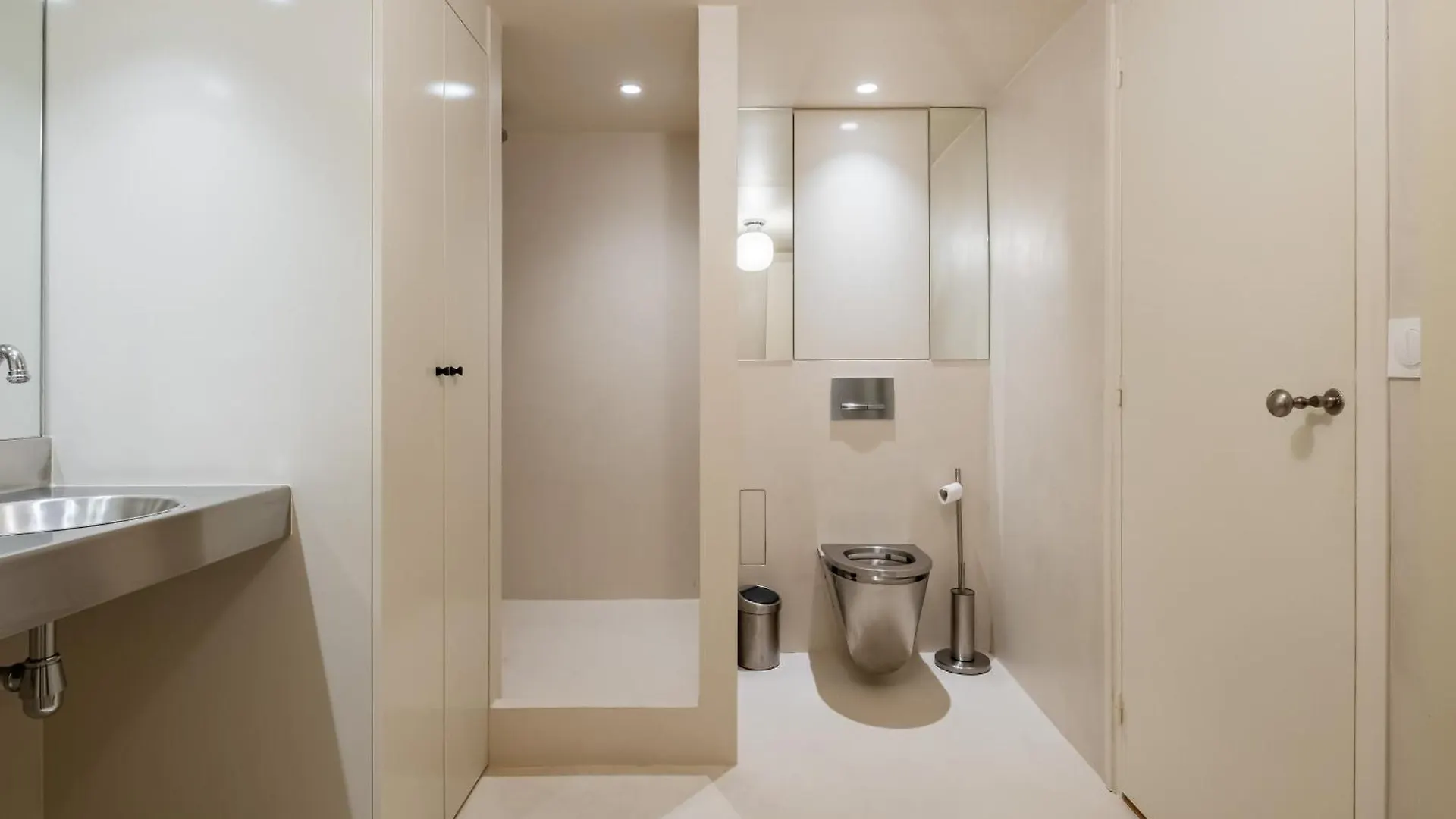 Veeve - Soaring Ceilings, Wondrous Windows شقة